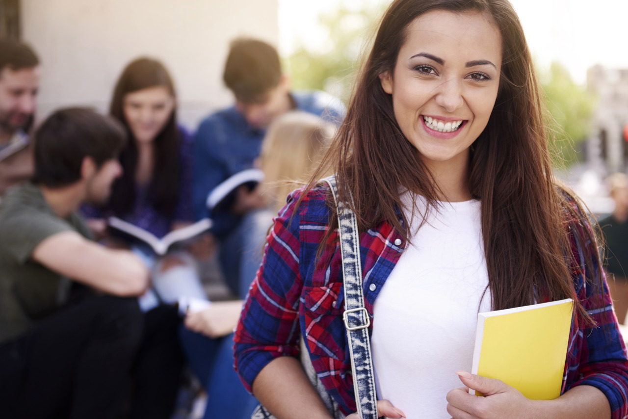 Studentessa che sceglie un percorso di formazione professionale a Ivrea